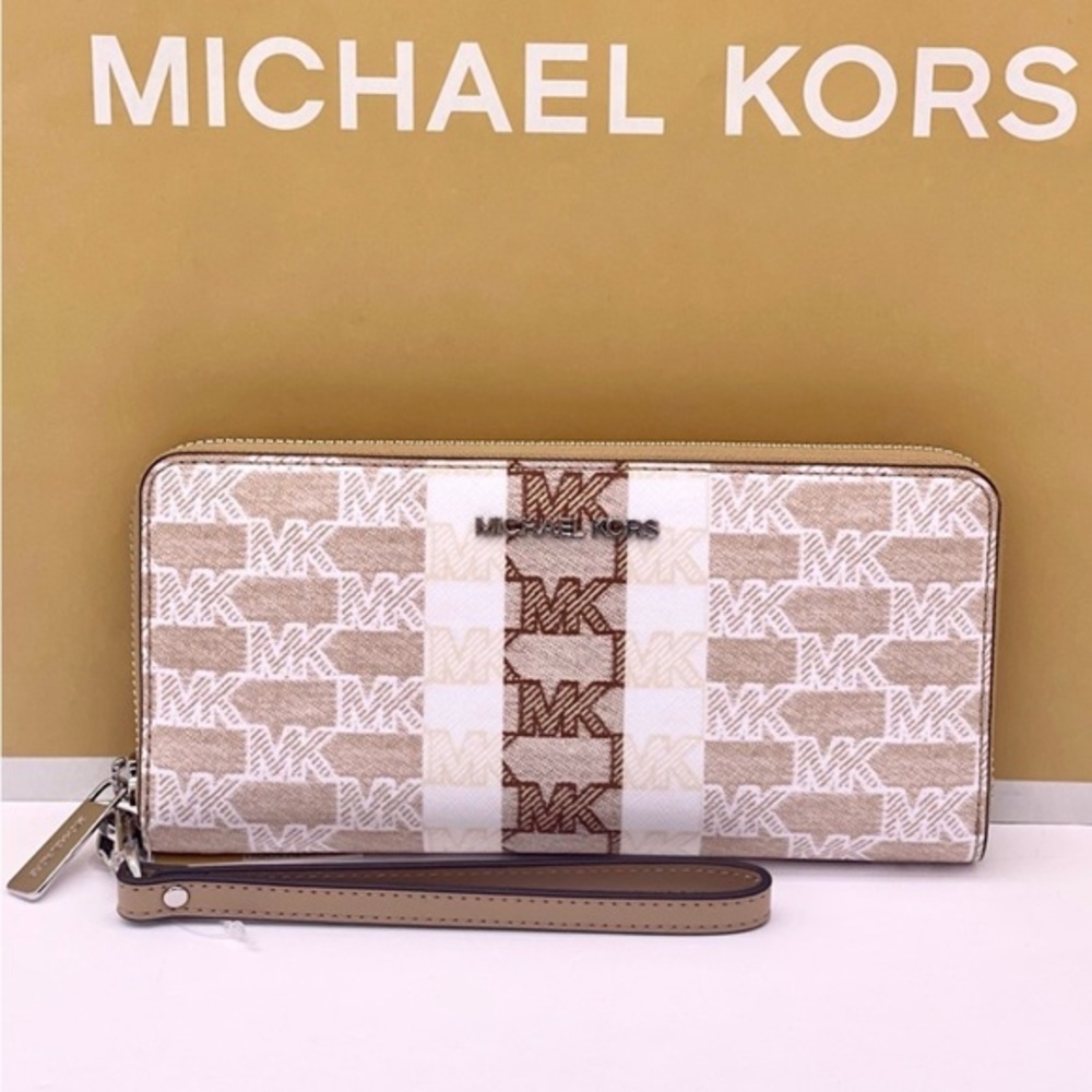 Michael Kors Large
Continental
Wallet Wristlet Camel